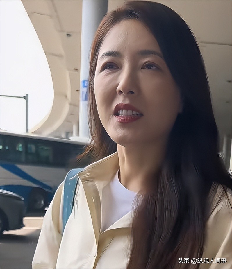 Tăng Lê không còn giữ được nét độc đáo trên gương mặt, khiến cô trở nên bình thường, thiếu tự nhiên