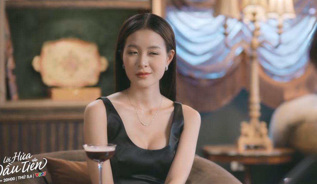 Biểu cảm của cô khi trò chuyện với đối tác thể hiện sự thiếu tôn trọng, không phù hợp với hình ảnh hoa hậu