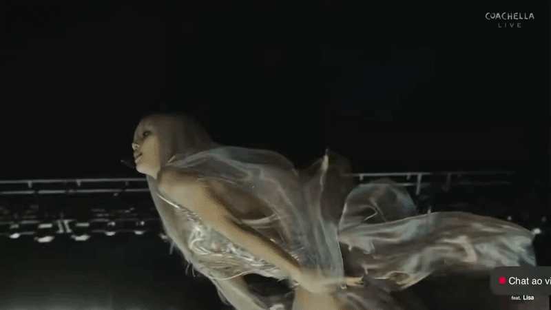  Mọi chuyển động và sự hỗ trợ của gió trời gần như hỗ trợ hoàn hảo cho lựa chọn trang phục hôm nay.