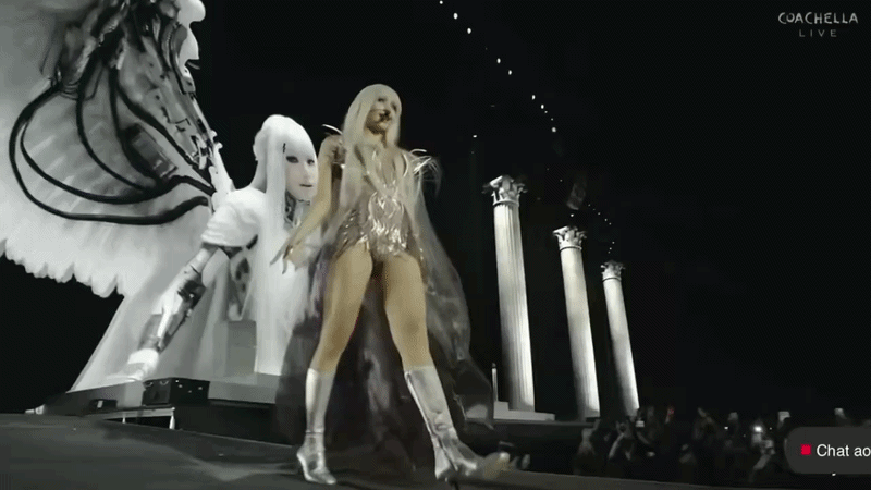 Một vài khoảnh khắc vô tình khiến Lisa trông như đang mang đôi cánh thiên thần lướt trên đường băng của Victoria's Secret Fashion Show.