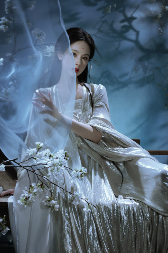 Mỹ nhân cổ trang đẹp nhất Trung Quốc hiện tại: Nhan sắc được dệt từ sương khói, vừa thoát tục vừa nguy hiểm