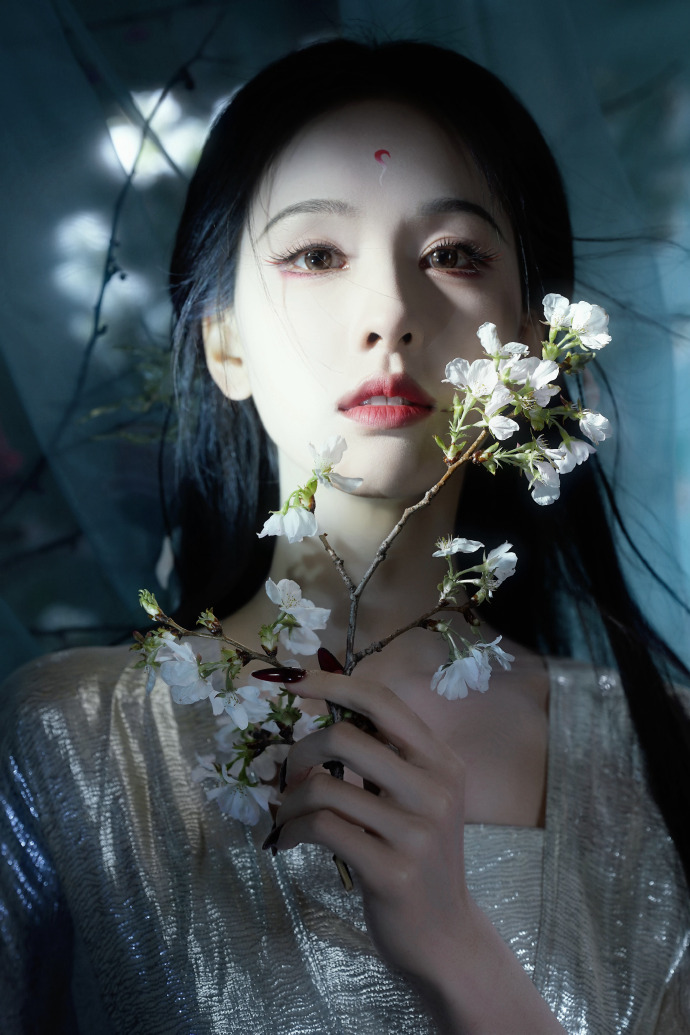 Mỹ nhân cổ trang đẹp nhất Trung Quốc hiện tại: Nhan sắc được dệt từ sương khói, vừa thoát tục vừa nguy hiểm