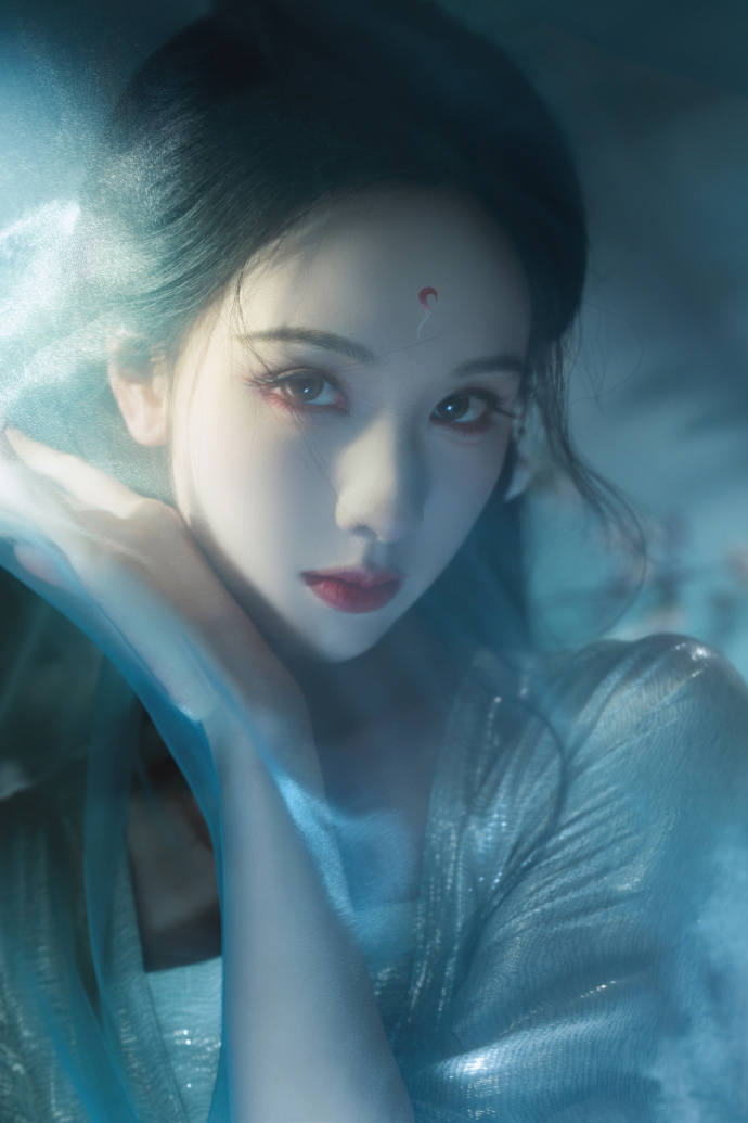 Mỹ nhân cổ trang đẹp nhất Trung Quốc hiện tại: Nhan sắc được dệt từ sương khói, vừa thoát tục vừa nguy hiểm