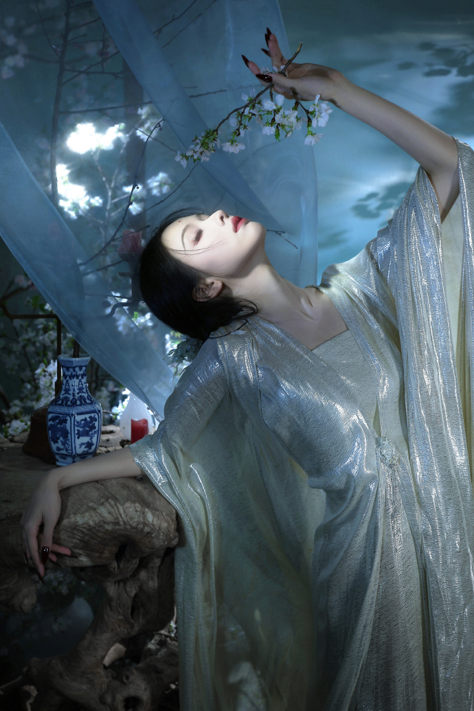 Mỹ nhân cổ trang đẹp nhất Trung Quốc hiện tại: Nhan sắc được dệt từ sương khói, vừa thoát tục vừa nguy hiểm