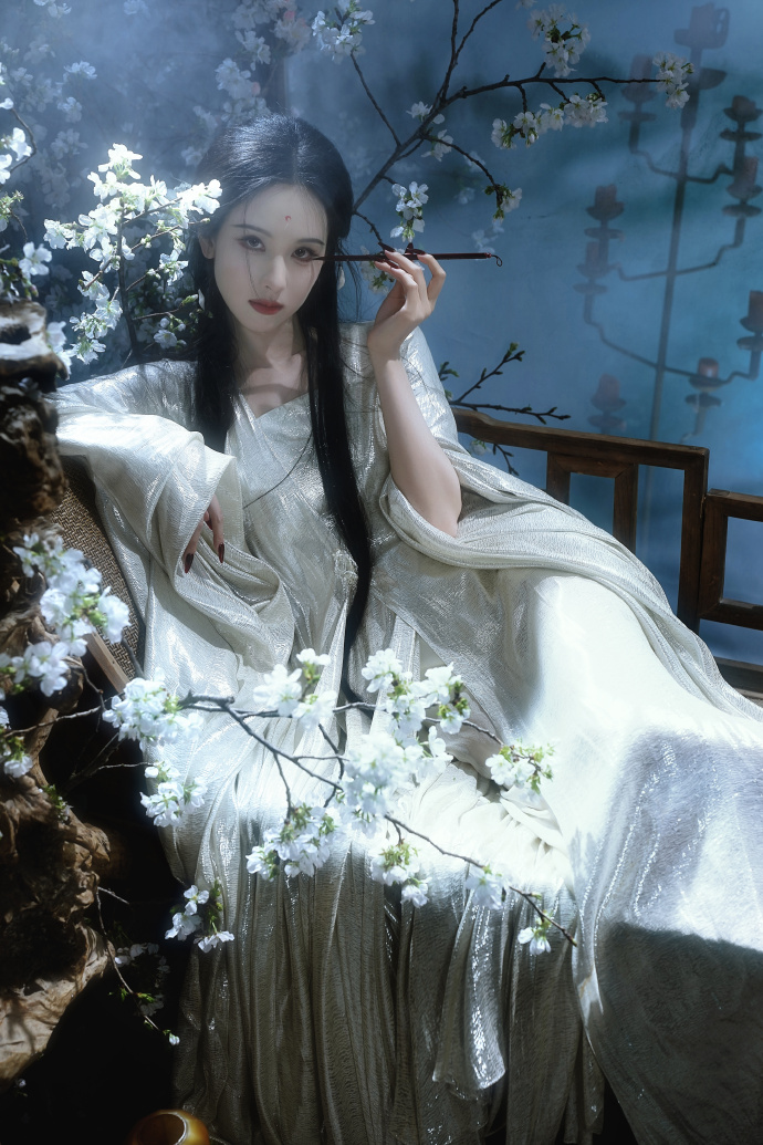 Mỹ nhân cổ trang đẹp nhất Trung Quốc hiện tại: Nhan sắc được dệt từ sương khói, vừa thoát tục vừa nguy hiểm