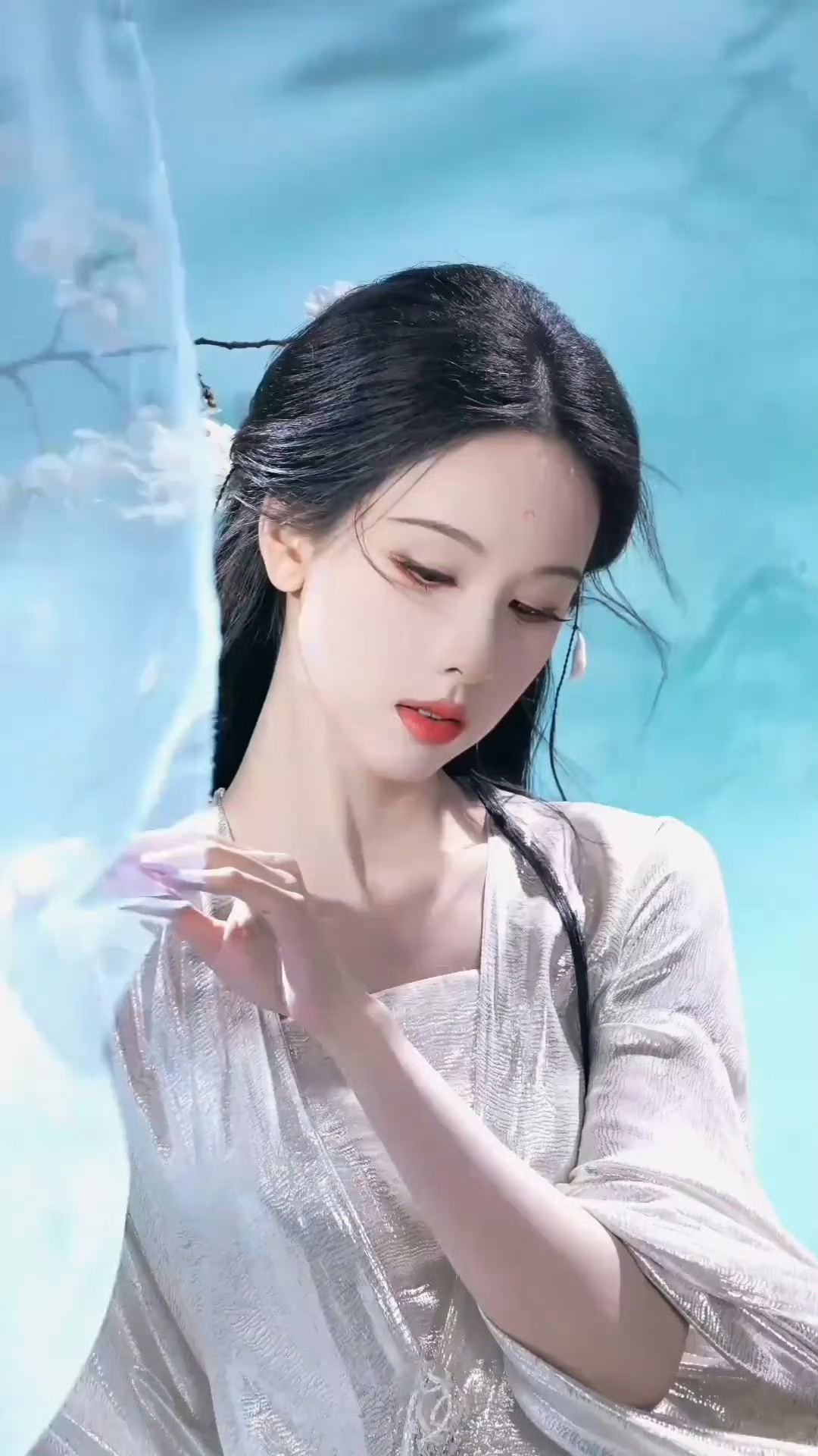 Mỹ nhân cổ trang đẹp nhất Trung Quốc hiện tại: Nhan sắc được dệt từ sương khói, vừa thoát tục vừa nguy hiểm