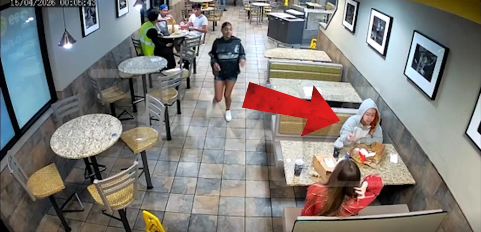 Người phụ nữ tiến đến Ice Spice...