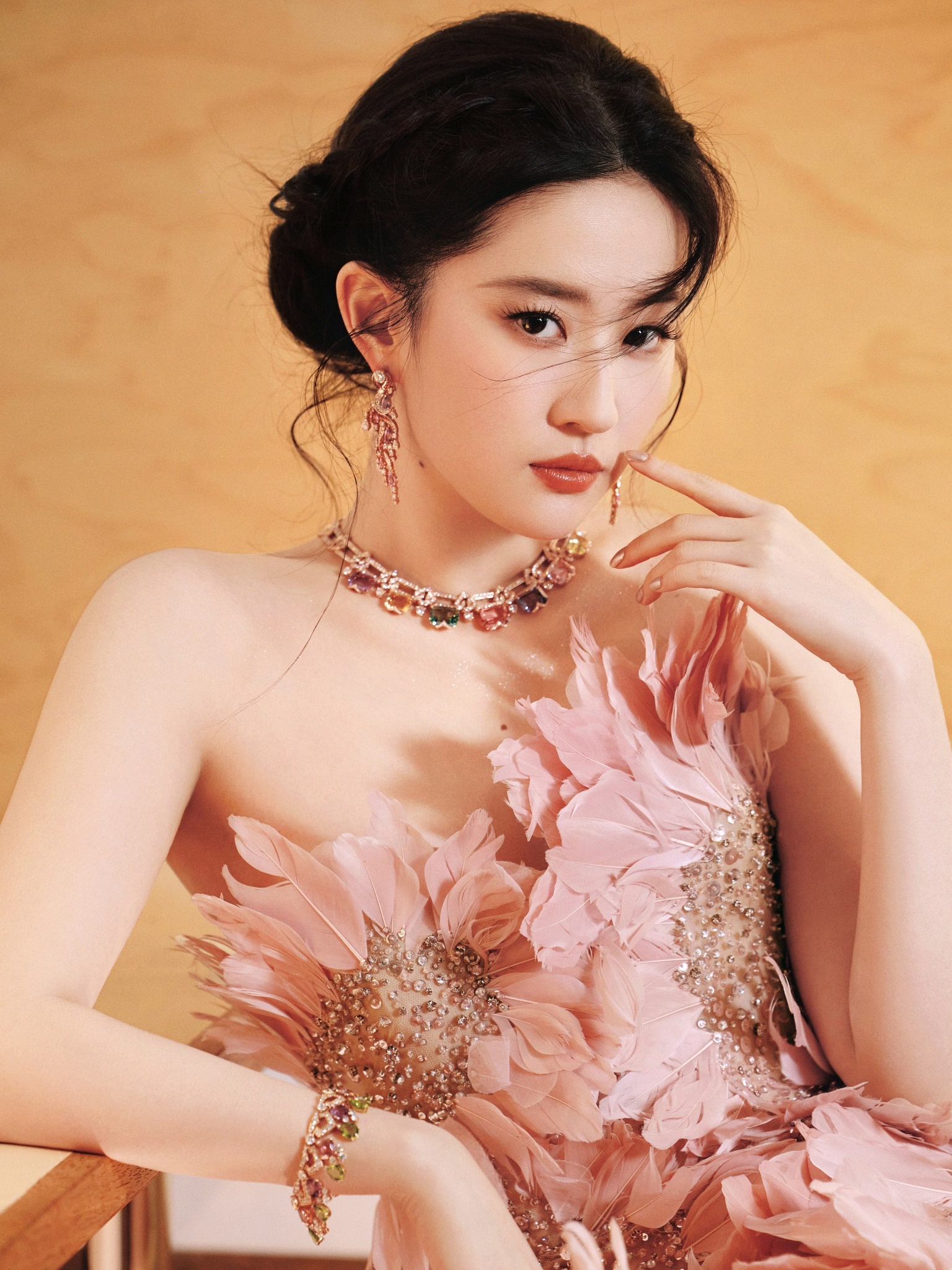 Nhìn Lưu Diệc Phi 25 năm trước đúng là visual “vắt ra nước”, đến cái tên cũng trở thành tính từ chỉ sắc đẹp