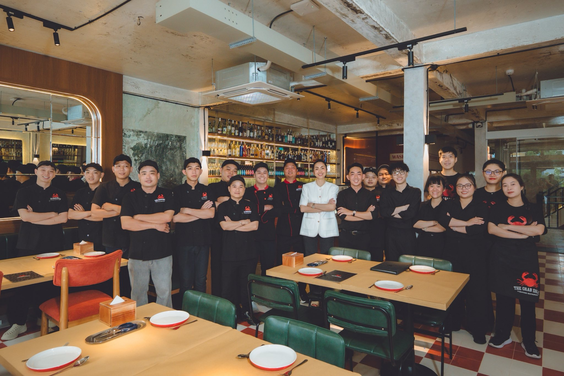 Tăng Thanh Hà cùng đội ngũ nhân viên The Crab Shack