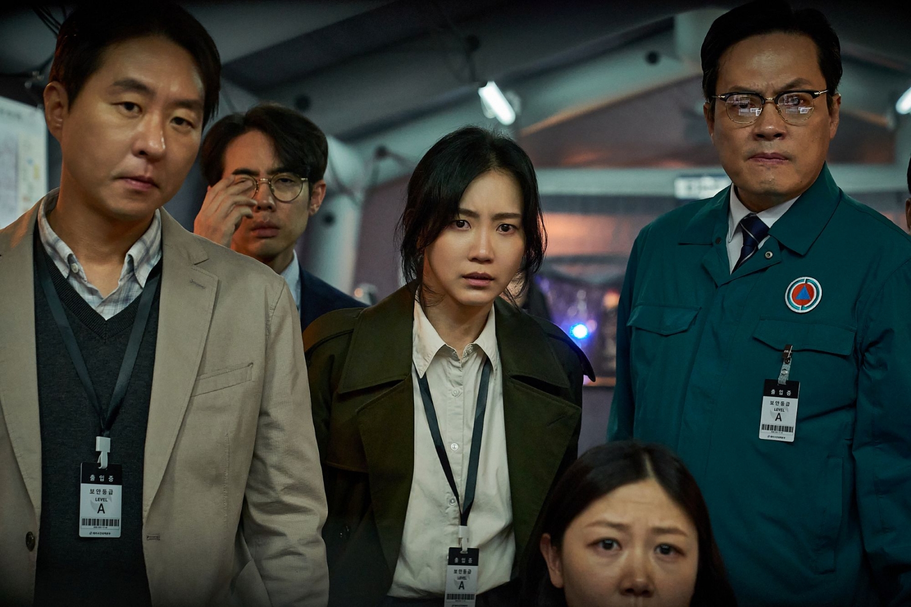 Shin Hyun Been hóa thân thành một nhà nghiên cứu sinh học nỗ lực tìm ra lời giải đáp cho mọi chuyện.