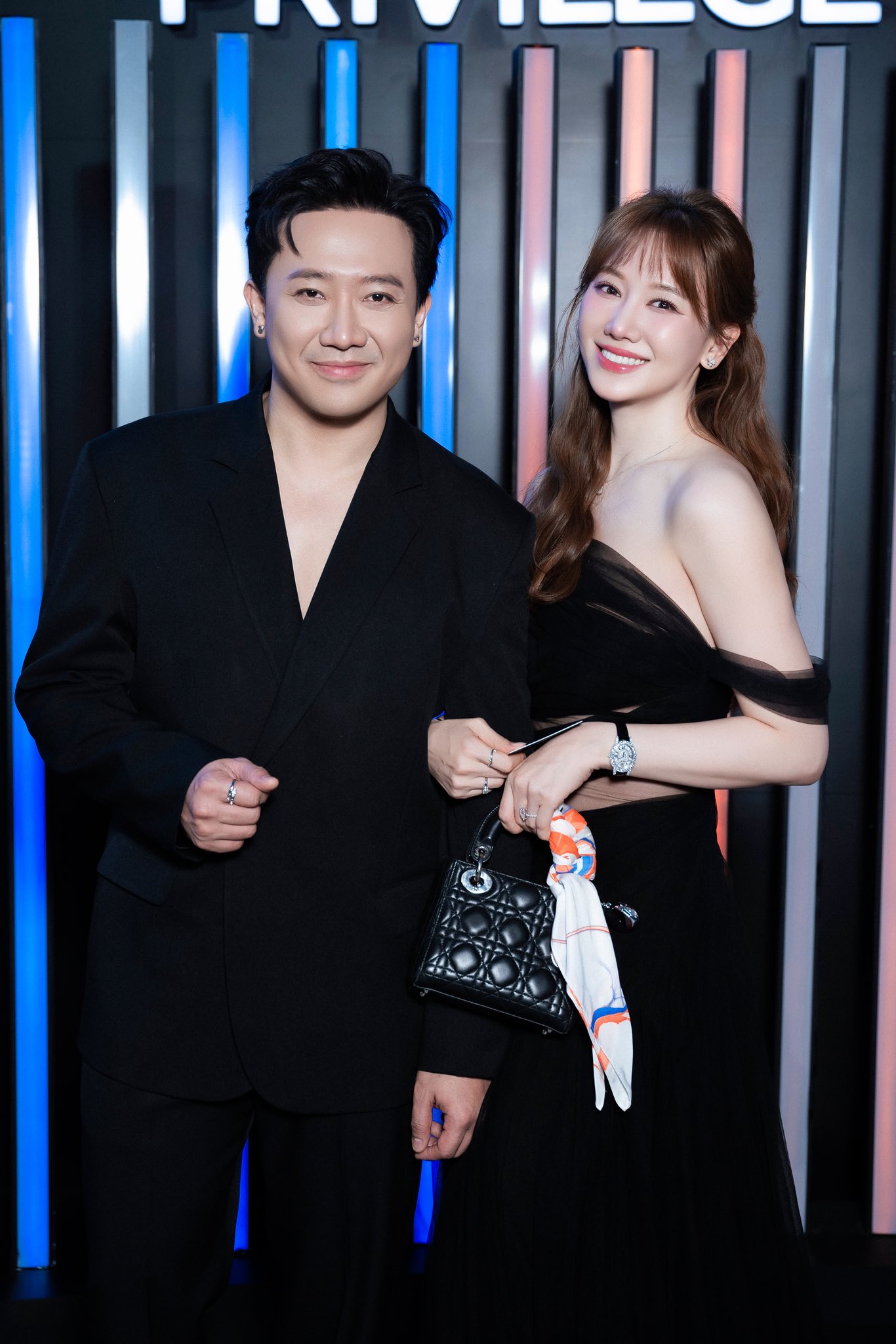 Hari Won công khai sang Thượng Hải tìm Trương Lăng Hách, phấn khích tới nỗi quên cắt mác áo