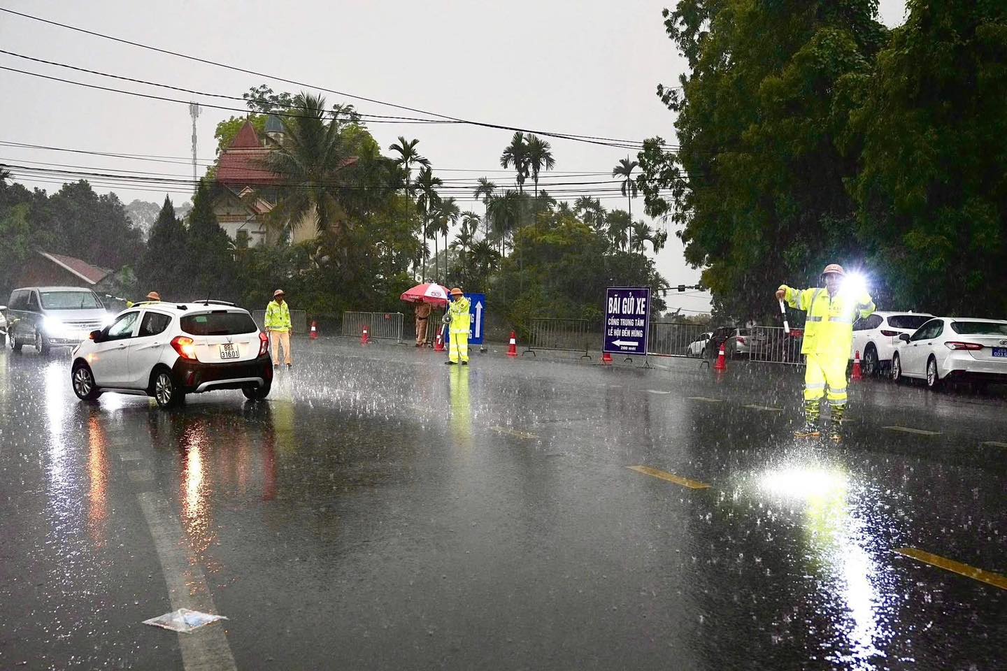 Mưa trắng trời Đền Hùng, biển người và xe vẫn ùn ùn đổ về trẩy hội sớm cả một tuần!