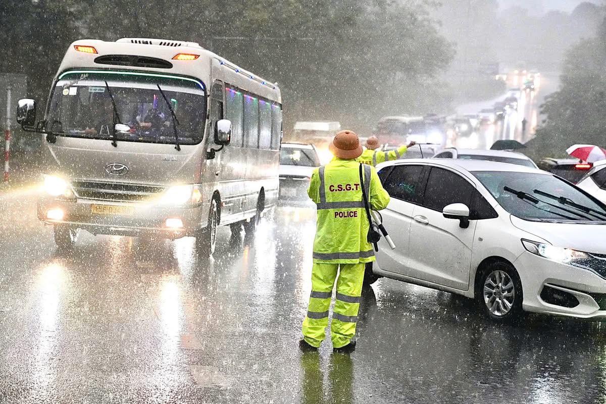 Mưa trắng trời Đền Hùng, biển người và xe vẫn ùn ùn đổ về trẩy hội sớm cả một tuần!