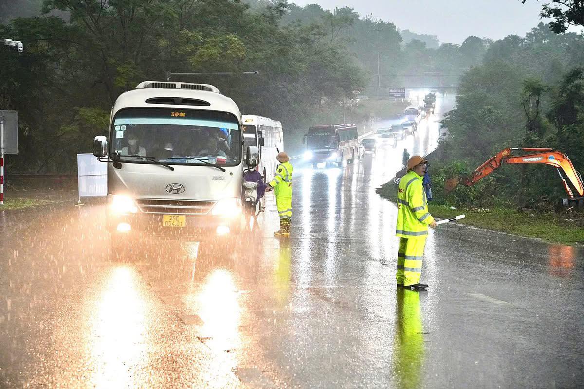 Hàng dài xe nối đuôi về đền Hùng (Ảnh: Bộ Công an)