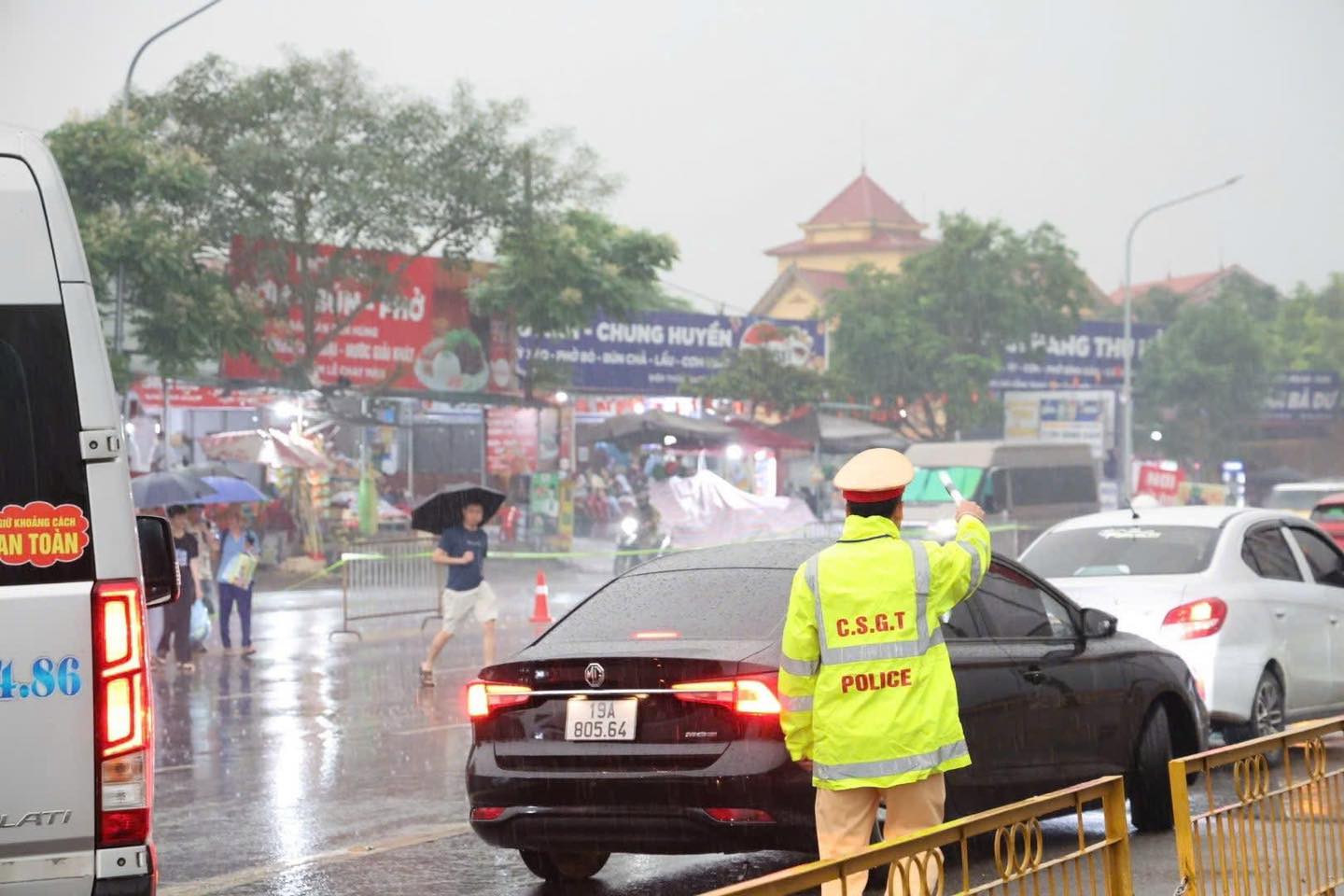 Lực lượng chức năng đội mưa điều tiết giao thông (Ảnh: Bộ Công an)