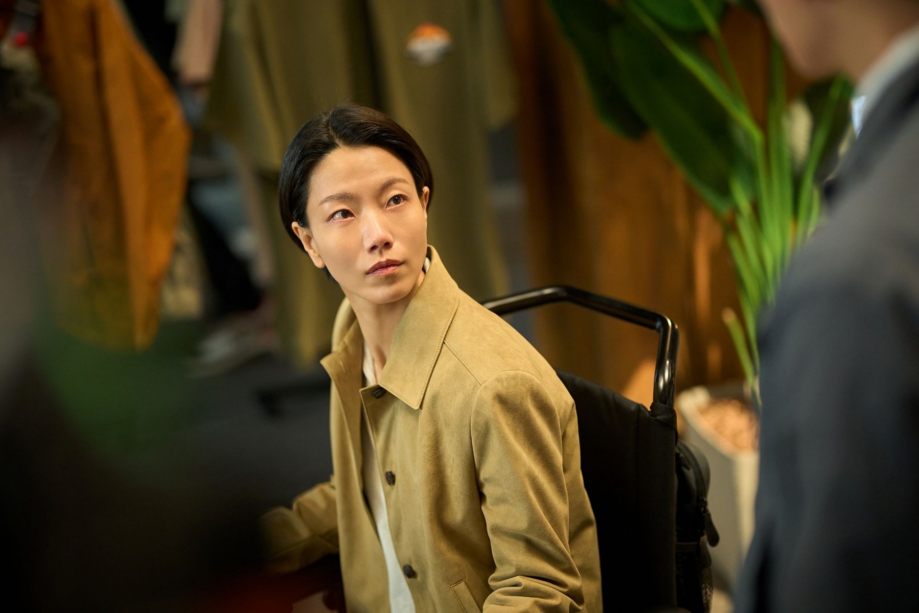 Kim Shin Rok vào vai Choi Hyun Hee, chị gái của nhân vật Choi Hyun Seok do Ji Chang Wook thể hiện.