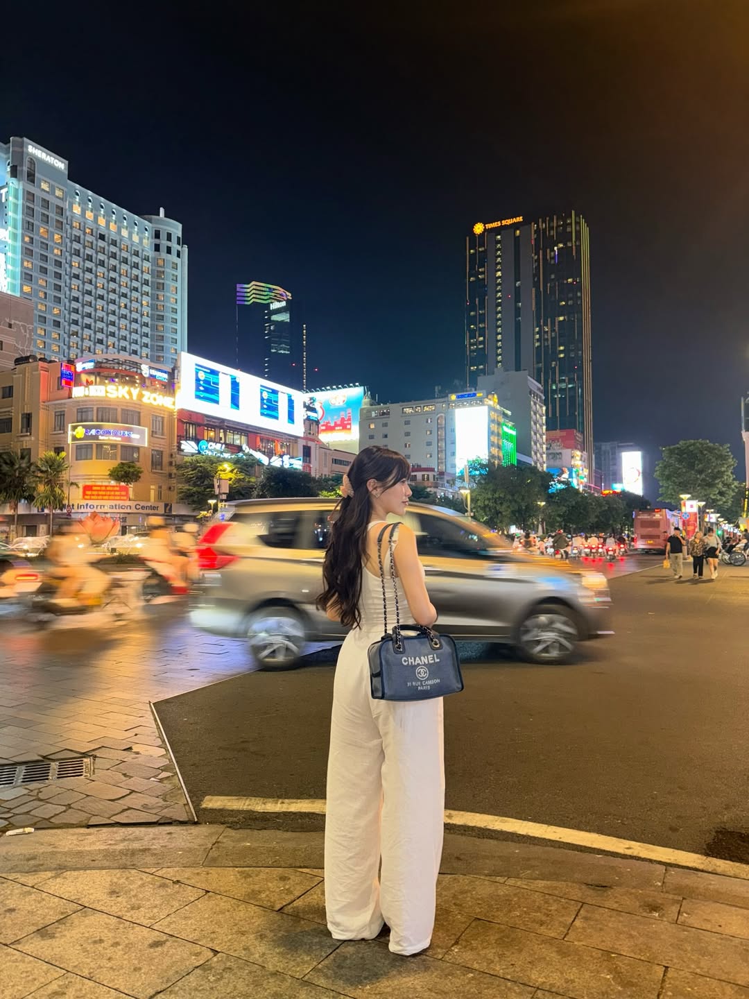 Cô nàng đi dạo chơi khắp nơi, liên tục check-in chia sẻ hình ảnh lên mạng xã hội.