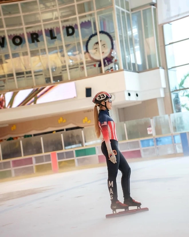 Chính là Nữ thần trượt băng Ashley Chin.