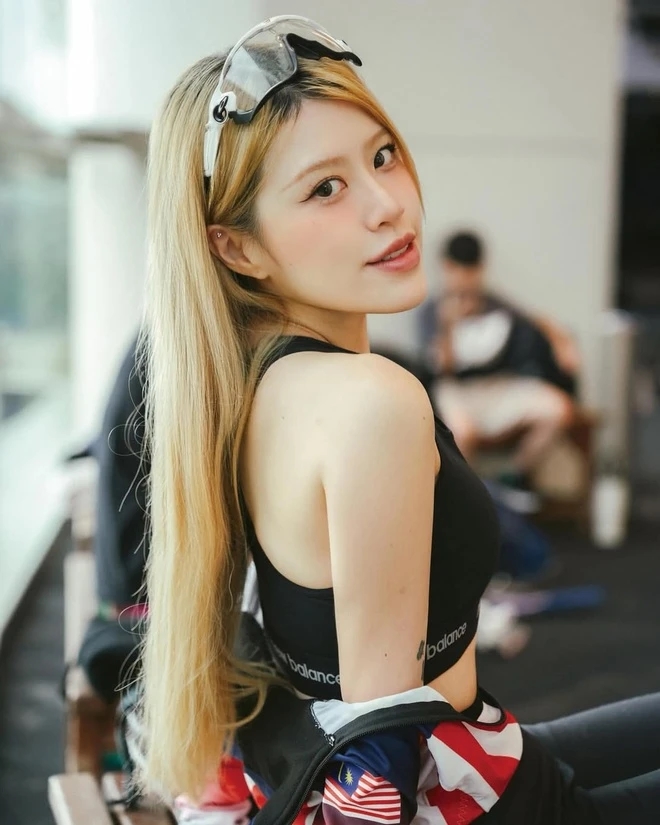 Nữ thần nổi tiếng ngồi Grab, dạo phố ở Việt Nam đăng ảnh khắp nơi