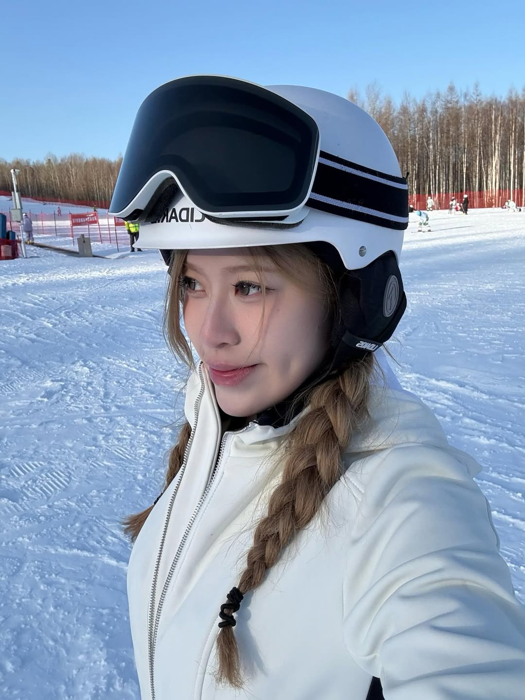 Nữ thần nổi tiếng ngồi Grab, dạo phố ở Việt Nam đăng ảnh khắp nơi