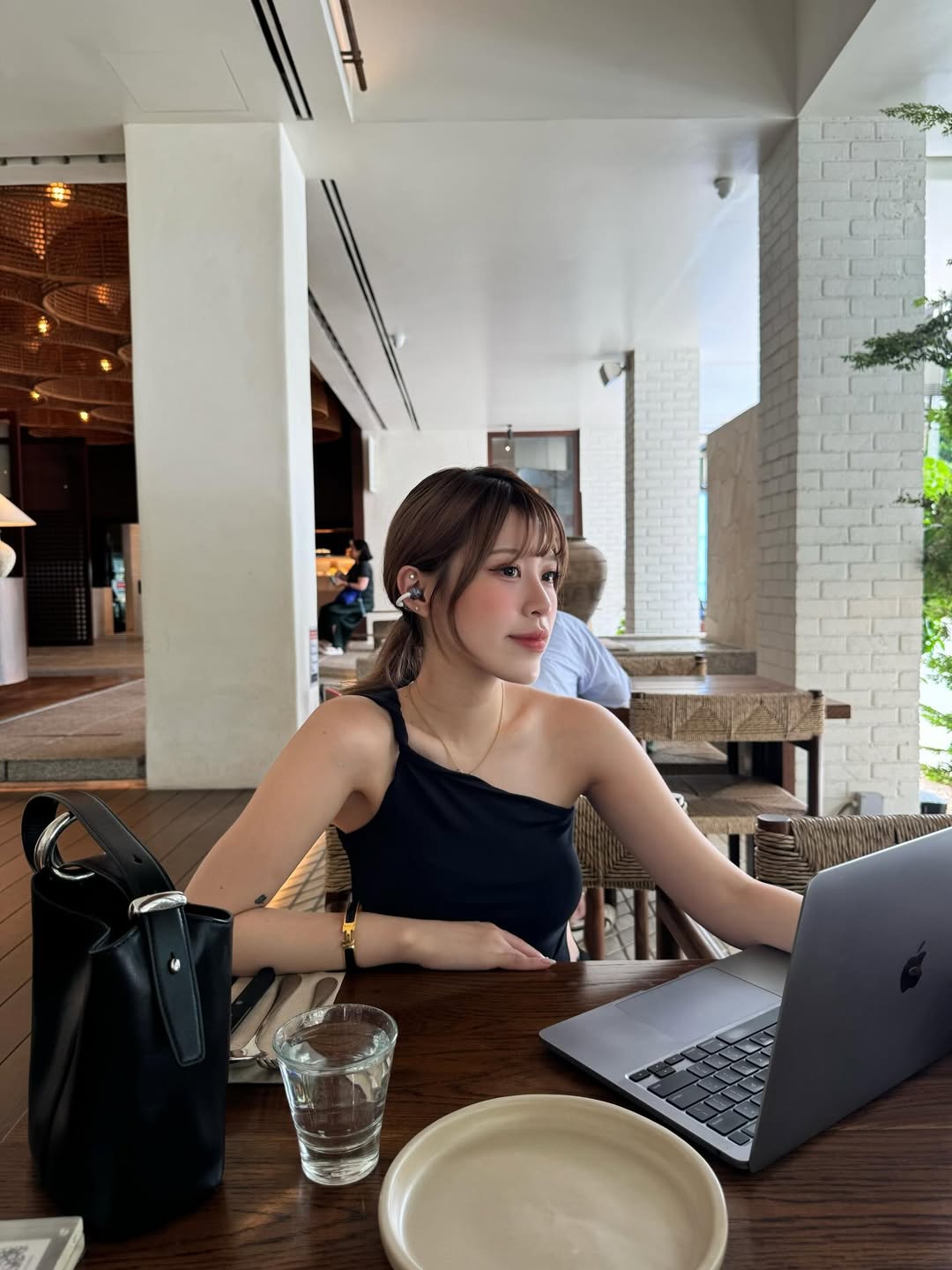 Nữ thần nổi tiếng ngồi Grab, dạo phố ở Việt Nam đăng ảnh khắp nơi