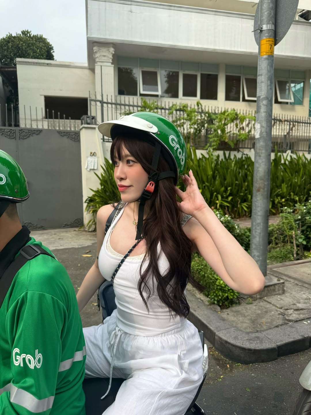 Nữ thần nổi tiếng ngồi Grab, dạo phố ở Việt Nam đăng ảnh khắp nơi