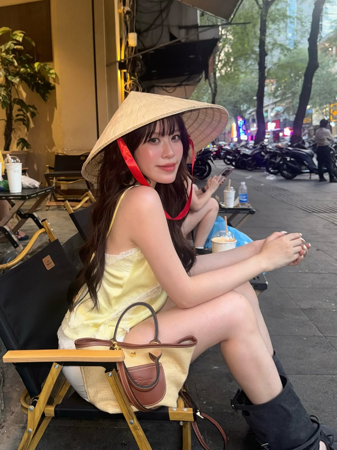 Nữ thần nổi tiếng ngồi Grab, dạo phố ở Việt Nam đăng ảnh khắp nơi