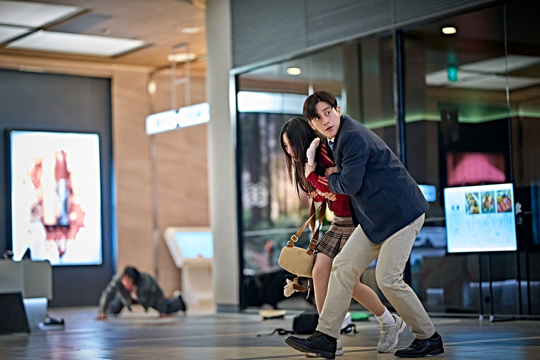 Tài tử gạo cội Go Soo cũng tham gia phim với tư cách khách mời.