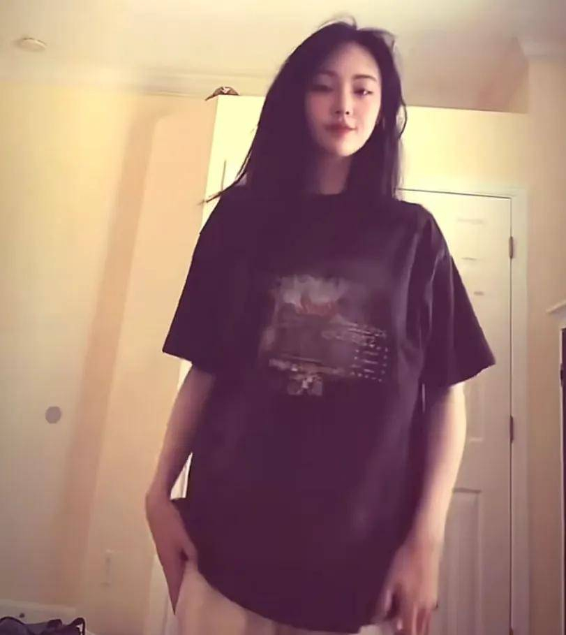 Nữ diễn viên dùng app cà mặt đến mất sạch những đường nét vốn có trên gương mặt. Ảnh: Sohu. 