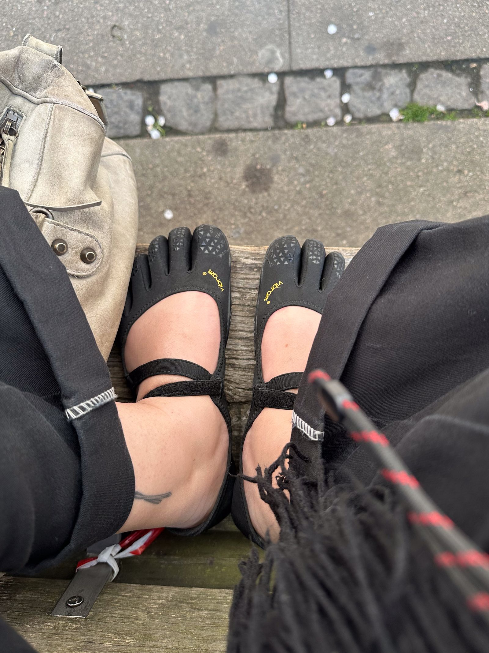 Đôi giày chân trần có giá khoảng 150-170 USD (4 - 4,5 triệu đồng).