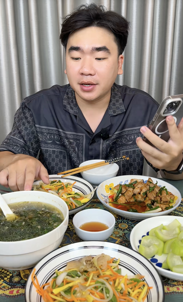 Nguyên Hí Mắt To cho rằng mâm cơm này có thể ăn tới 3 - 4 người, chia ra chi phí cũng khá hợp lý