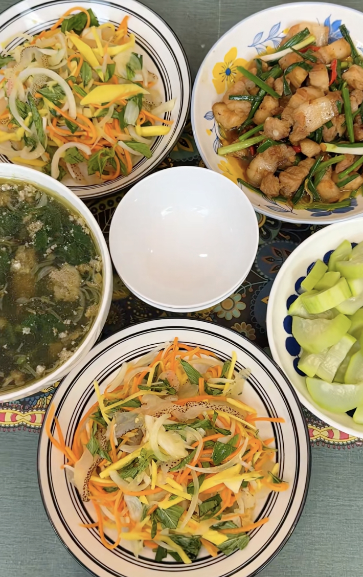 Mâm cơm được nam TikToker nấu lại gần như giống hệt với tổng mức giá là 147k