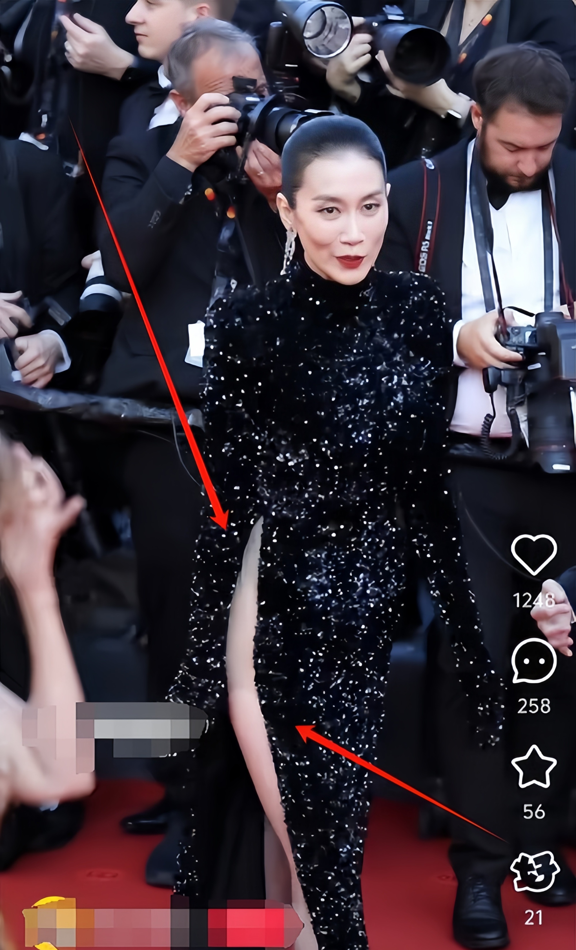 Bộ váy hở bạo khiến Ôn Tranh Vanh nhận gạch đá của netizen Trung Quốc. Ảnh: Xiaohongshu.