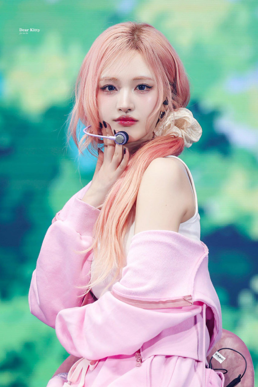 Sự tiến bộ về giọng hát và ngoại hình lột xác giúp Liz vẫn nổi tiếng và có sức hút riêng (Ảnh: X)