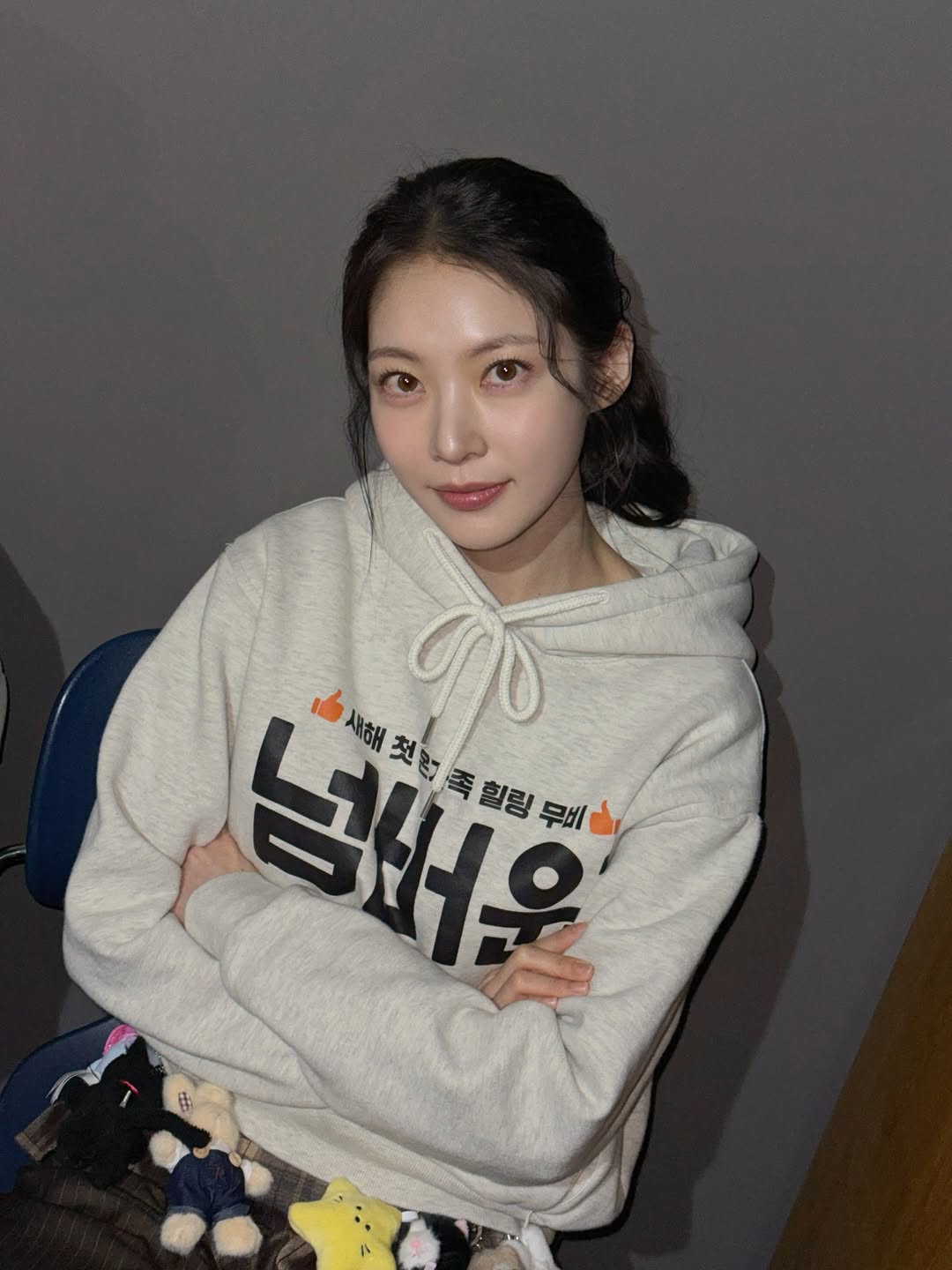 Gong Seung Yeon trung thành với lớp nền mỏng nhẹ, căng bóng tự nhiên, tôn lên làn da khỏe khoắn. (Nguồn: Instagram)