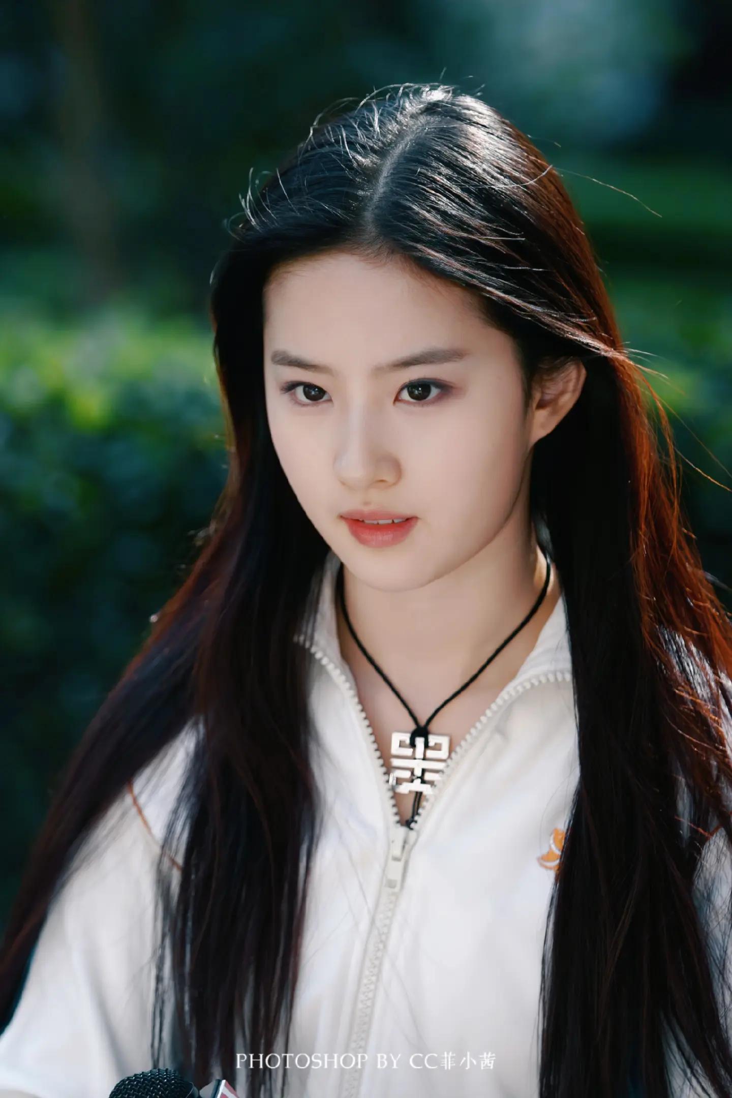 Nhìn Lưu Diệc Phi 25 năm trước đúng là visual “vắt ra nước”, đến cái tên cũng trở thành tính từ chỉ sắc đẹp