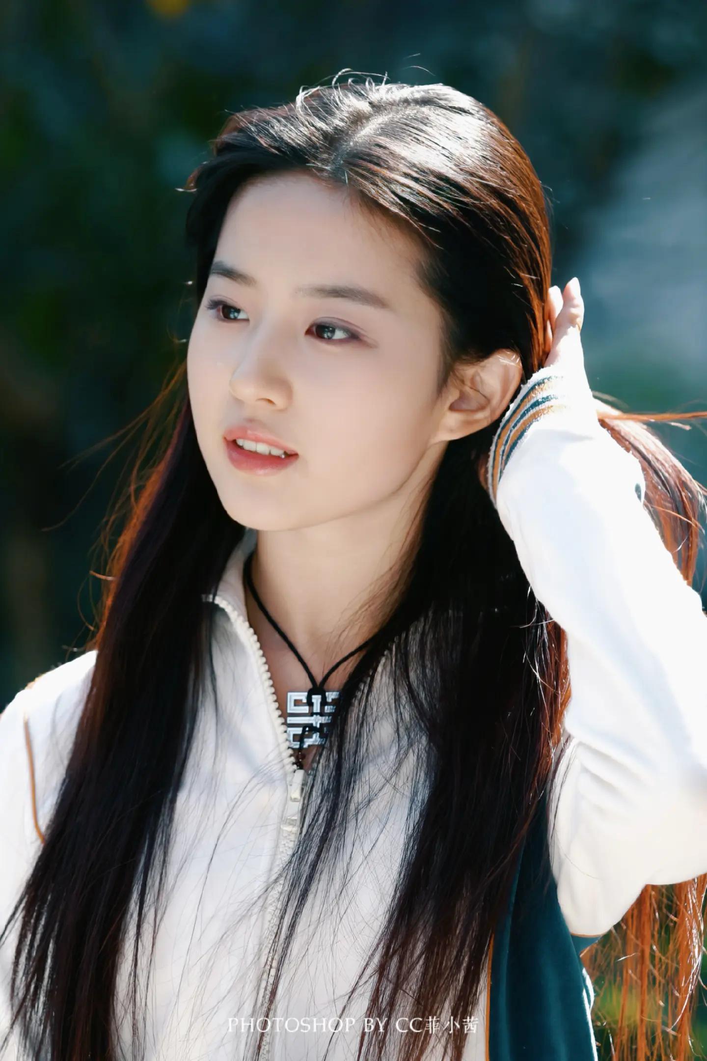 Nhìn Lưu Diệc Phi 25 năm trước đúng là visual “vắt ra nước”, đến cái tên cũng trở thành tính từ chỉ sắc đẹp