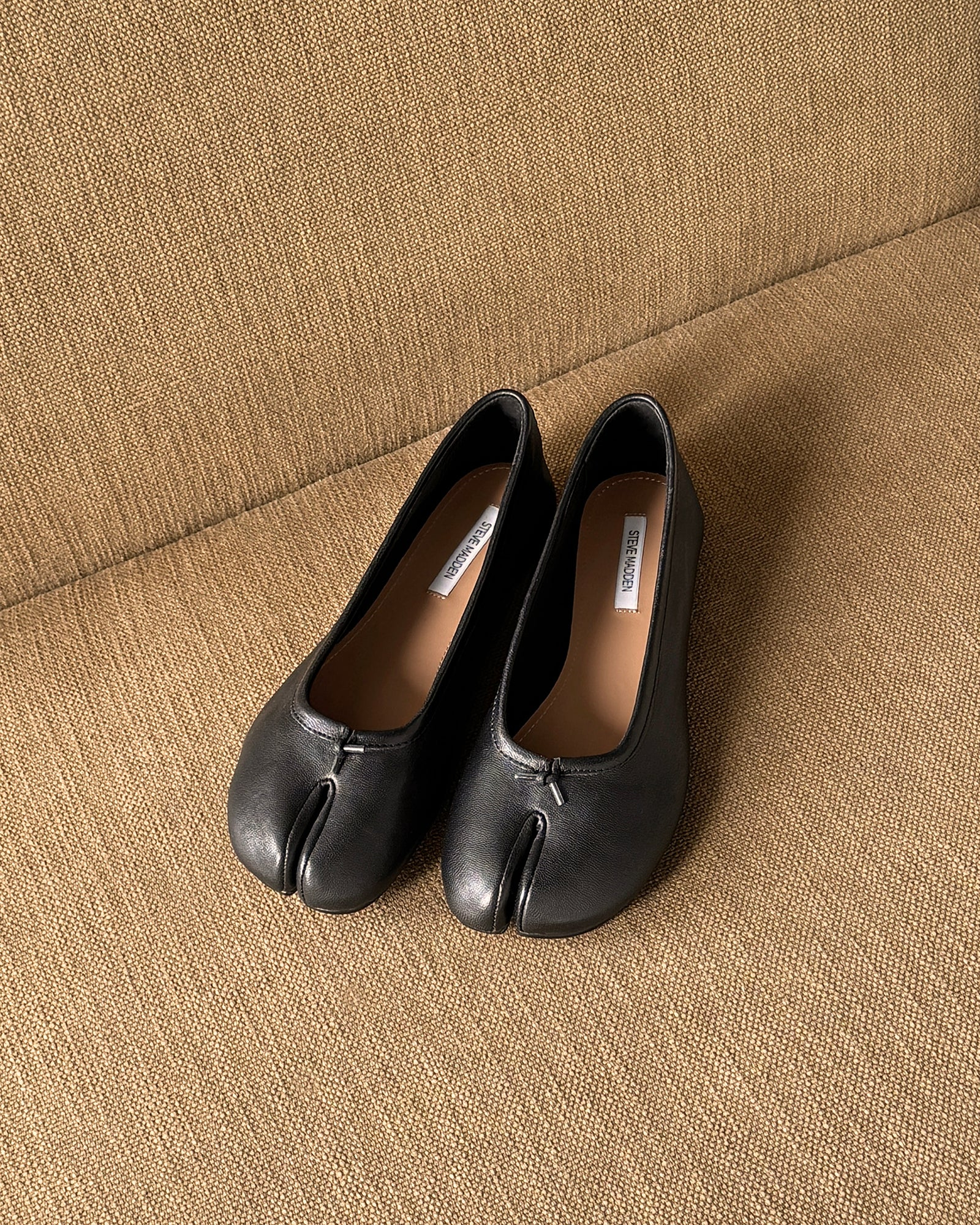 Đôi Tabi Ballet Flat giá 120 USD tối giản và sang trọng của Steve Madden.