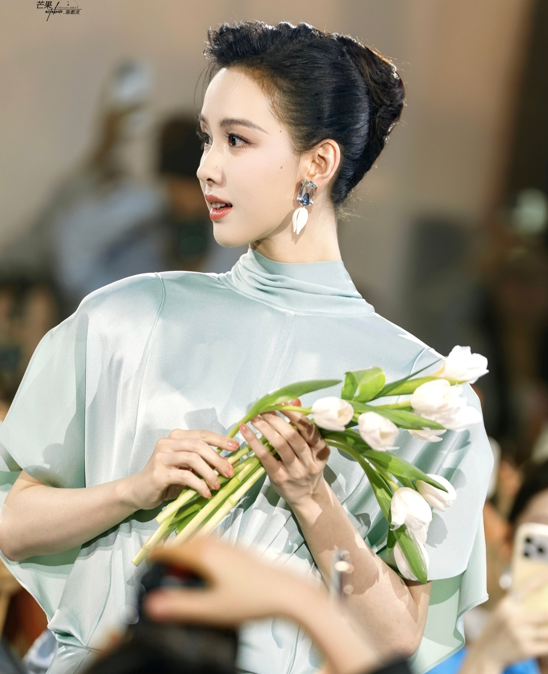 Cảnh tặng hoa của nữ diễn viên thu hút khán giả