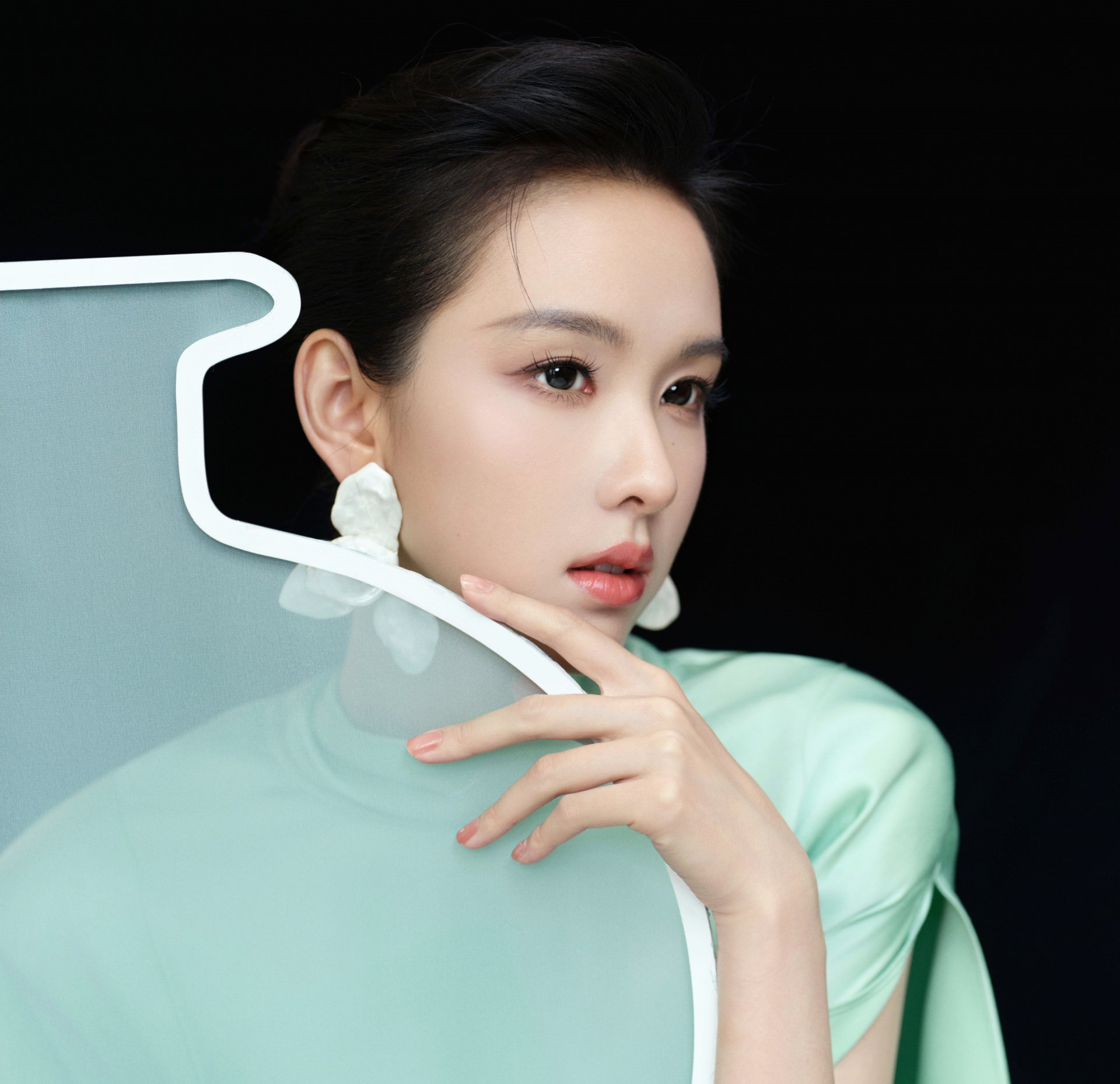 Ngũ quan hoàn hảo và khí chất trang nhã của cô khiến khán giả không thể rời mắt