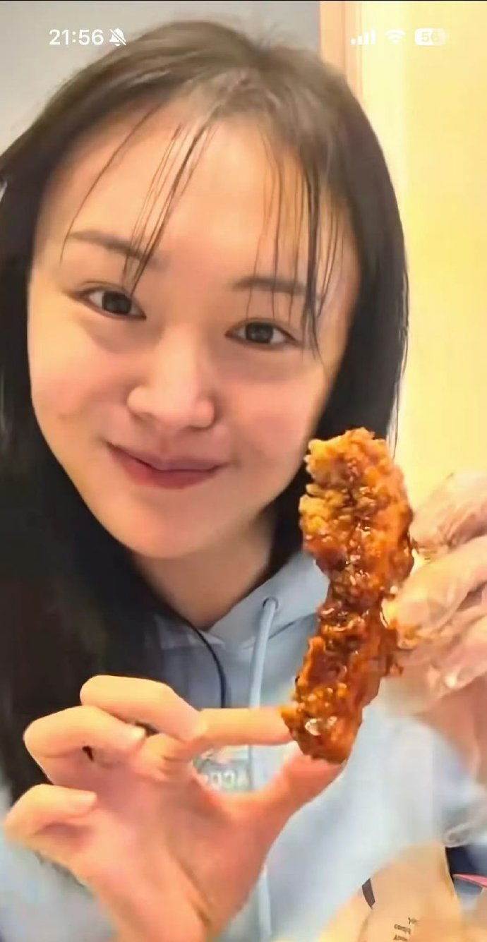 Cô lộ rõ dấu hiệu hói đầu sau nhiều ồn ào đời tư. Ảnh: Weibo