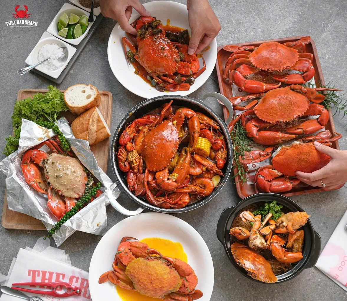 Bàn ăn đa dạng các loại hải sản của quán