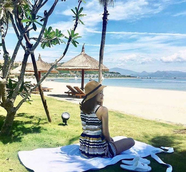 Những hình ảnh hiếm hoi cho thấy Nhuệ Giang dùng hàng hiệu, đi du lịch sang chảnh