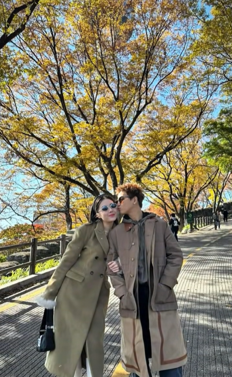   Quân A.P và Lê Khanh thời gian qua thường xuyên chia sẻ hình ảnh check-in trùng địa điểm. Ảnh: Tổng hợp  