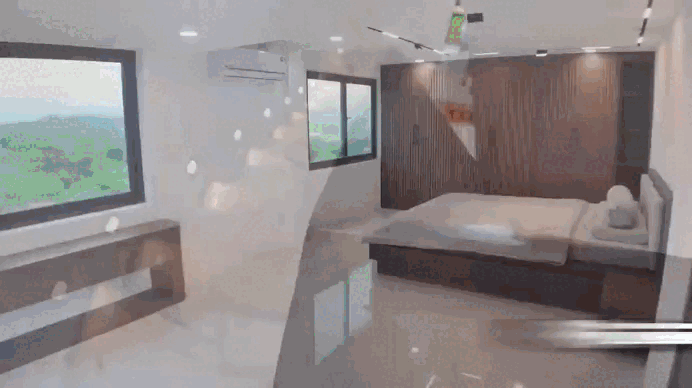   Một phòng ngủ khác được thiết kế áp mái, vẫn đảm bảo độ thoáng rộng nhờ có nhiều cửa sổ đón nắng  