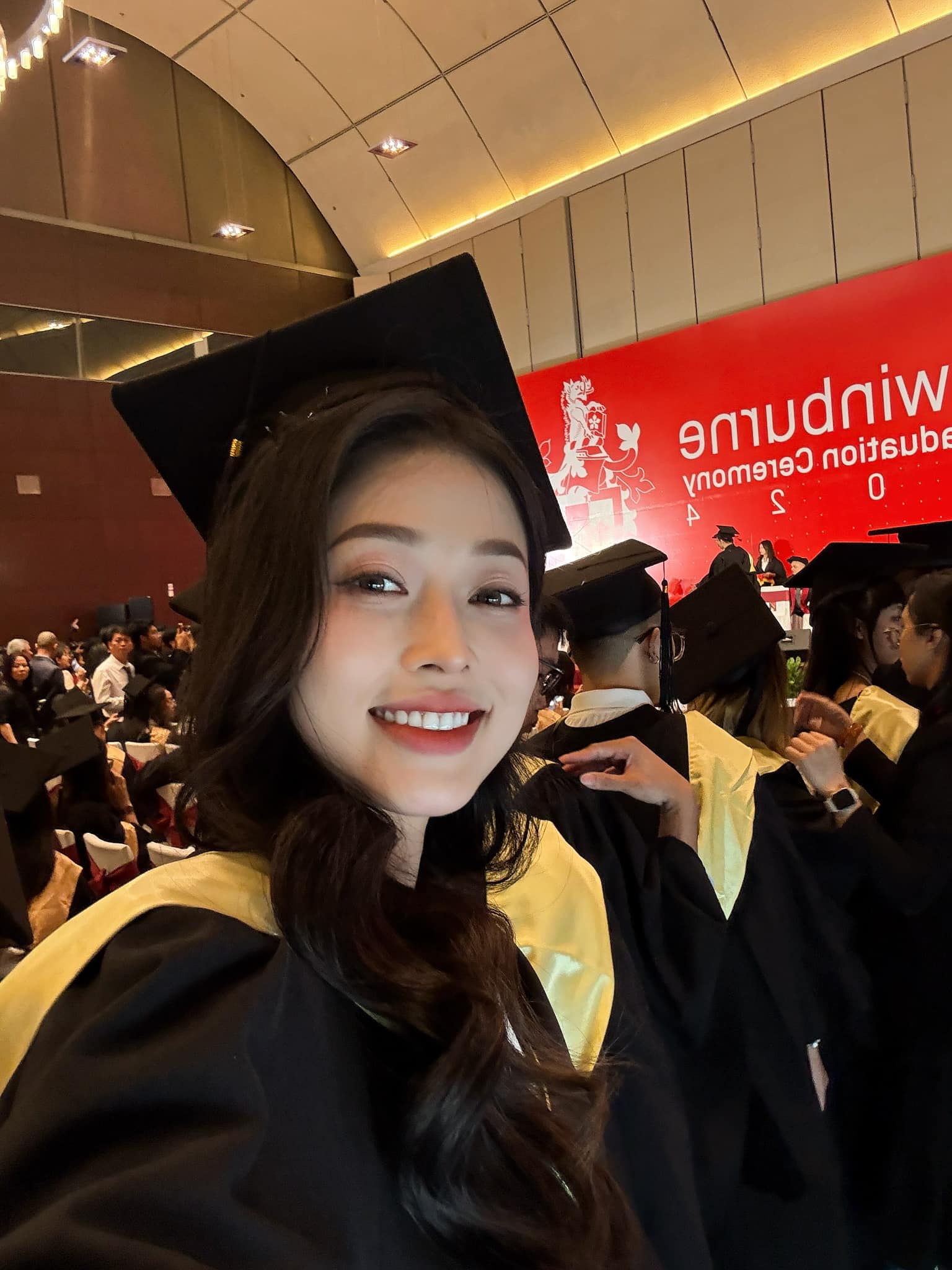 Cách đây không lâu, Phương Nga tốt nghiệp trường Đại học thứ 2 