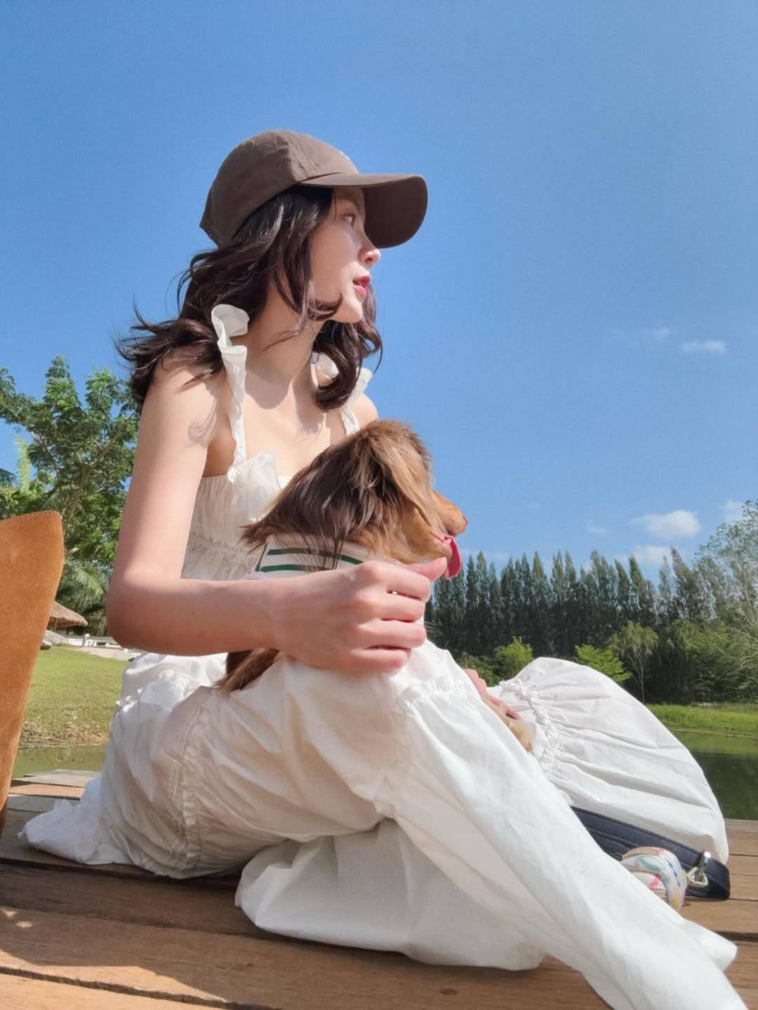 Baifern gợi ý cho chị em set trắng gồm áo 2 dây và chân váy, nhìn vừa tinh khôi vừa mát mắt. Chi tiết bèo nhún được nhấn nhá khéo léo giúp tổng thể thêm mềm mại, nữ tính mà không hề sến. Diện đi dạo phố hay cà phê đều hợp vibe, đơn giản nhưng vẫn đủ nổi bật