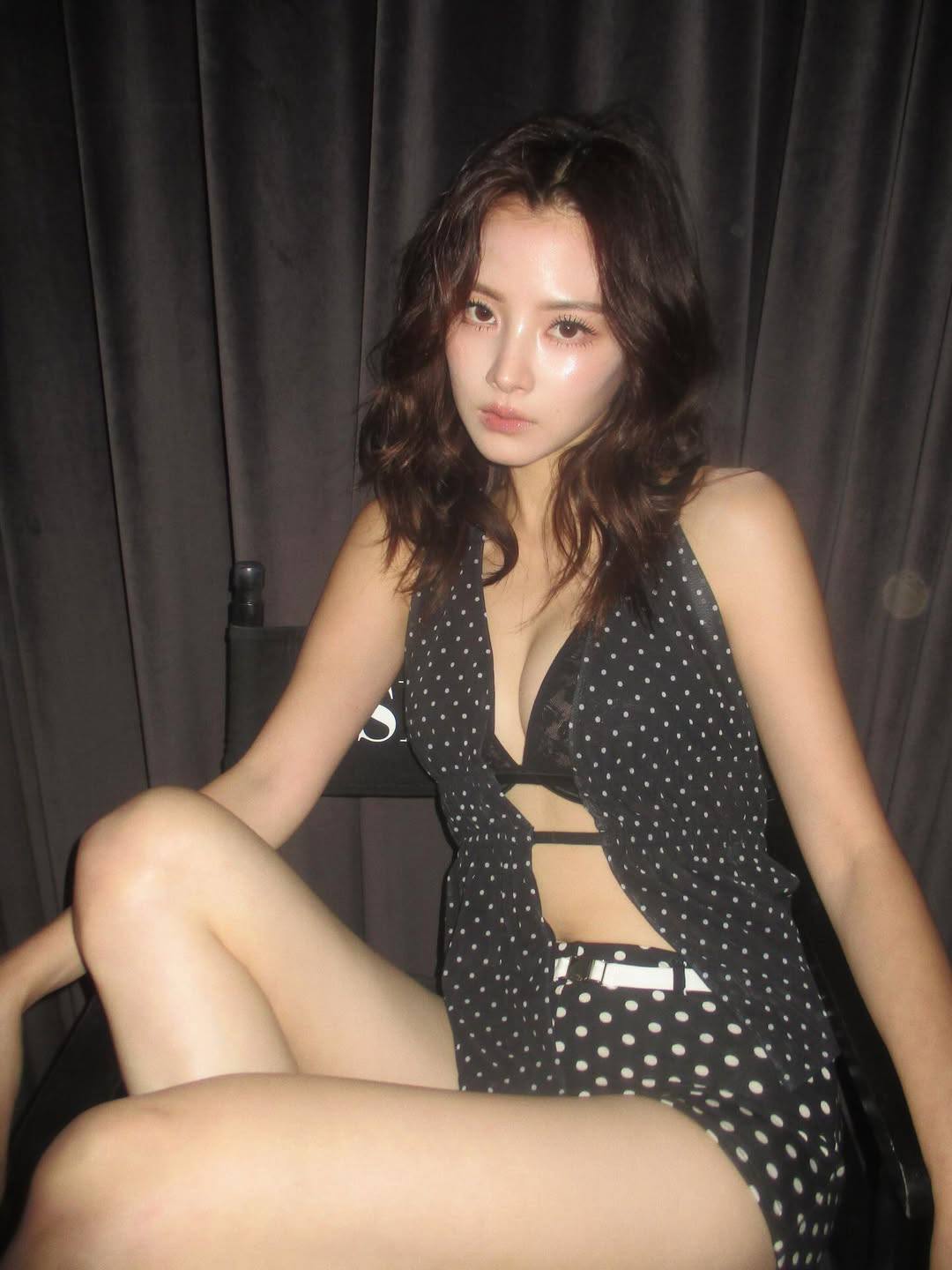 Lên đồ theo vibe cá tính, Baifern chọn set chấm bi đồng điệu với quần short và áo cổ yếm cắt xẻ nổi bật. Thiết kế tôn dáng khéo léo, mang lại cảm giác quyến rũ nhưng vẫn giữ được nét tinh tế. Đây là một lựa chọn chuẩn chỉnh cho những ngày hè muốn nổi bật mà không cần quá cầu kỳ