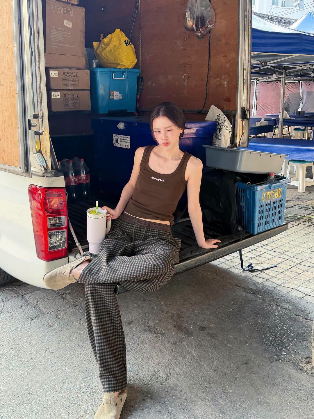 Style hè của Baifern ghi điểm với combo áo 2 dây và quần kẻ vừa đơn giản vừa năng động. Set đồ mang lại cảm giác thoải mái, tươi tắn, diện đi chơi hay cà phê đều hợp vibe. Đây là kiểu outfit nên có trong tủ đồ vì dễ biến tấu, mix cùng nhiều trang phục khác vẫn xinh mà không sợ nhàm chán