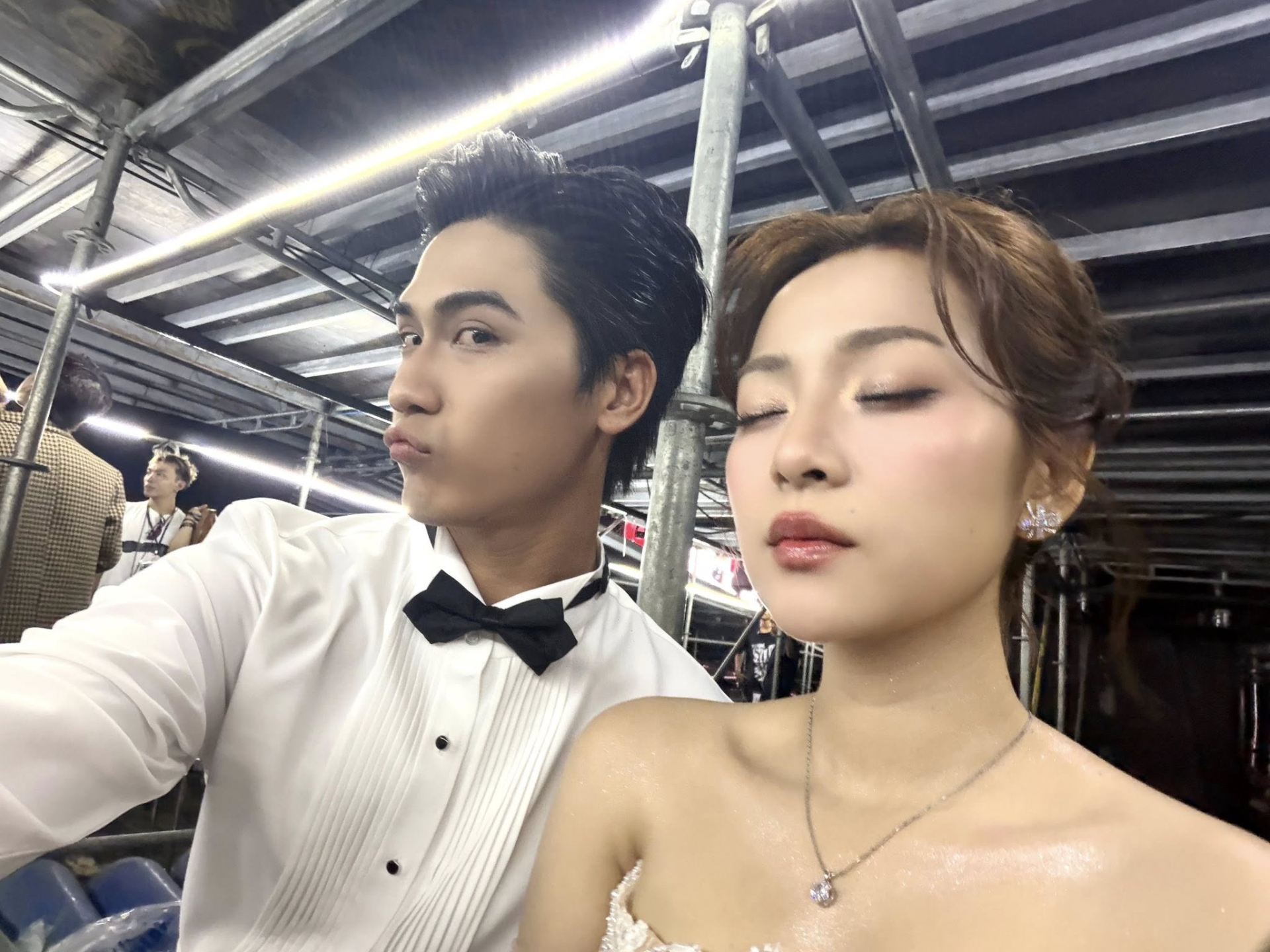 Những khoảnh khắc hậu trường ngọt ngào của cả hai khiến netizen 